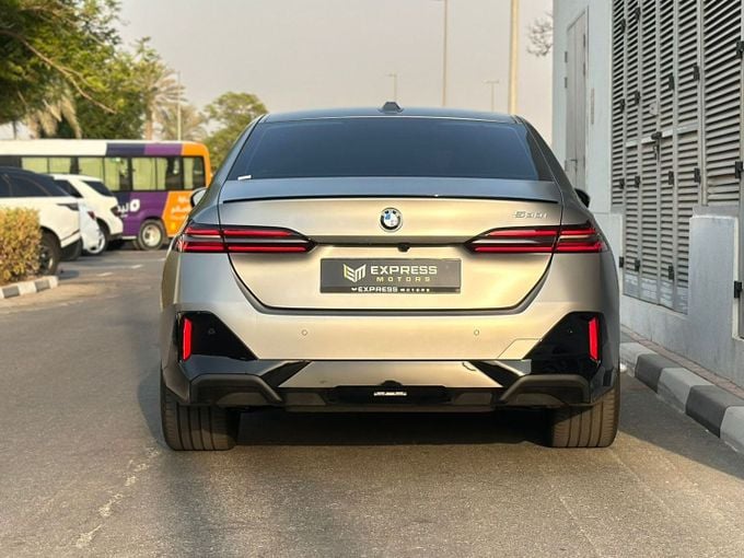 Подержанный BMW 5 Series 530i VIII (G60/G61/G68), 2.0 л, 2024 в Дубае от Express Motors Серый цвет. Американская | AUTO.AE