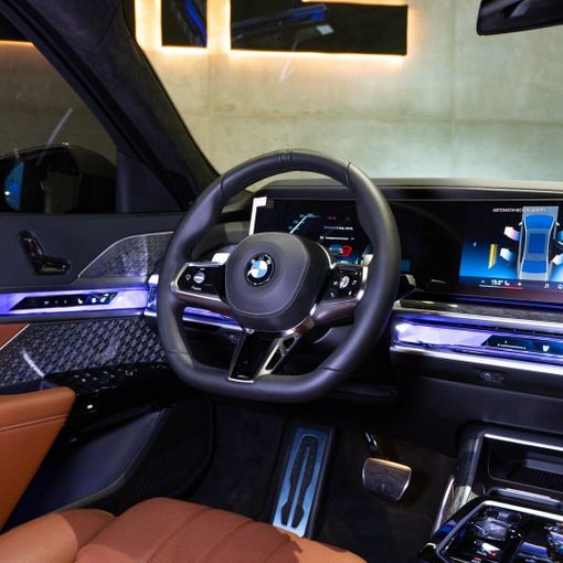 BMW 7 Series 740i VII (G70), 2024 седан бизнес класса в Дубае от DEIZ серебристый цвет | AUTO.AE