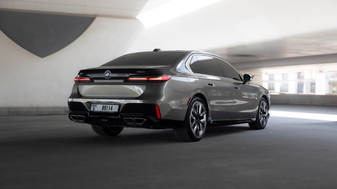 BMW 7 Series 760i xDrive VII (G70), 2023 седан бизнес класса в Дубае от AVA car rental серебристый цвет | AUTO.AE