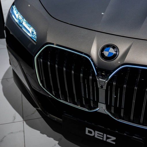 BMW 7 Series 740i VII (G70), 2024 седан бизнес класса в Дубае от DEIZ серебристый цвет | AUTO.AE