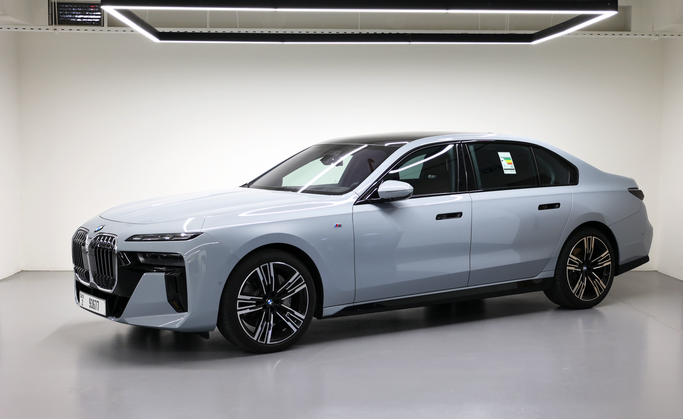 BMW 7 Series 760i xDrive VII (G70), 2023 седан бизнес класса в Дубае от POF RENTAL серый цвет | AUTO.AE