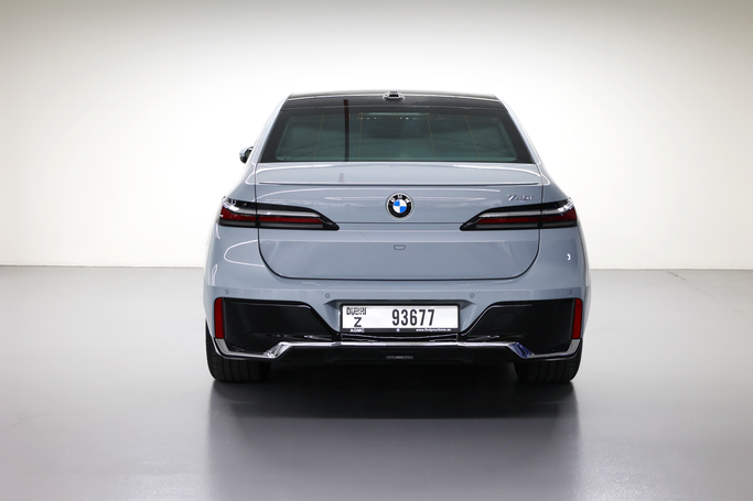 BMW 7 Series 760i xDrive VII (G70), 2023 седан бизнес класса в Дубае от POF RENTAL серый цвет | AUTO.AE