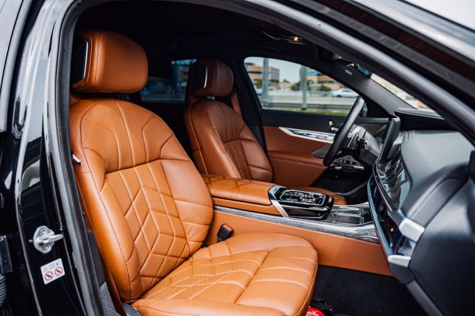 BMW 7 Series 760i xDrive VII (G70), 2023 седан бизнес класса в Дубае от POF RENTAL черный цвет | AUTO.AE