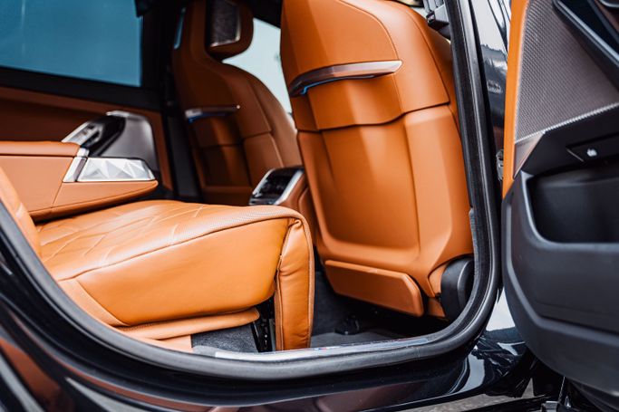 BMW 7 Series 760i xDrive VII (G70), 2023 седан бизнес класса в Дубае от POF RENTAL черный цвет | AUTO.AE