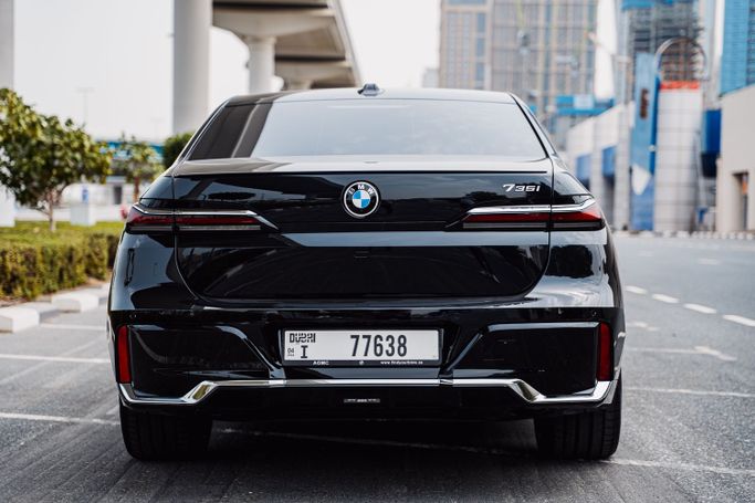 BMW 7 Series 760i xDrive VII (G70), 2023 седан бизнес класса в Дубае от POF RENTAL черный цвет | AUTO.AE