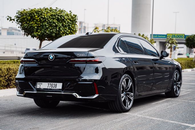 BMW 7 Series 760i xDrive VII (G70), 2023 седан бизнес класса в Дубае от POF RENTAL черный цвет | AUTO.AE