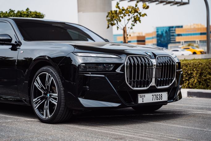 BMW 7 Series 760i xDrive VII (G70), 2023 седан бизнес класса в Дубае от POF RENTAL черный цвет | AUTO.AE