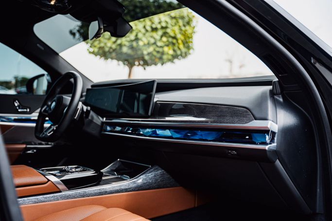 BMW 7 Series 760i xDrive VII (G70), 2023 седан бизнес класса в Дубае от POF RENTAL черный цвет | AUTO.AE