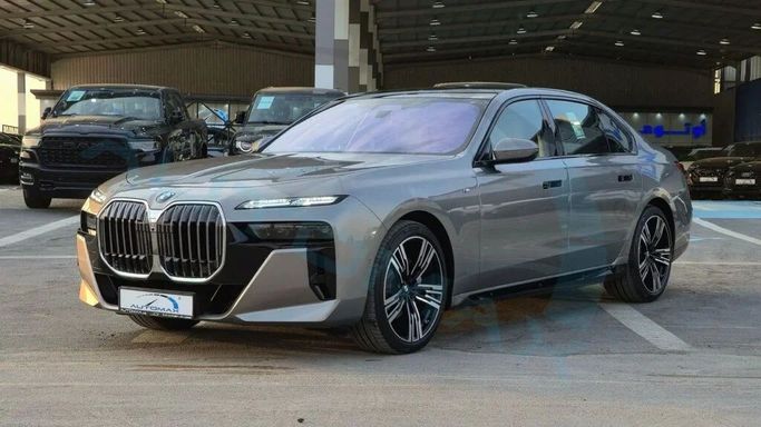 Новый BMW 7 Series 735i VII (G70), 3.0 л, 2025 в Дубае от Auto Max Group Серый цвет. GCC | AUTO.AE