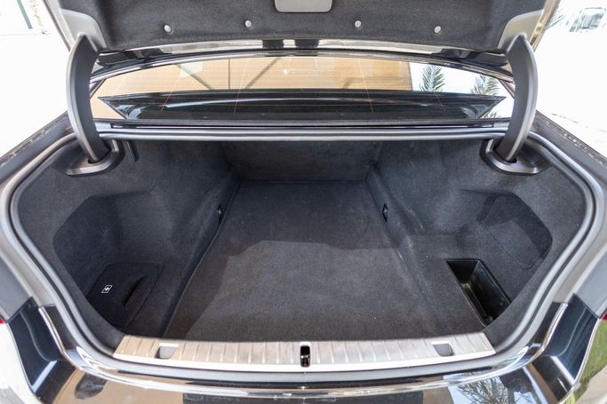 Подержанный BMW 7 Series 730Li VI (G11/G12) Рестайлинг, 2 л, 2021 в Дубае от Linda Cars Черный цвет. GCC | AUTO.AE