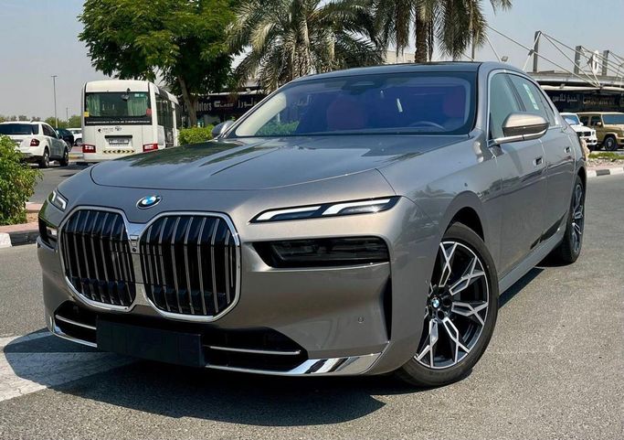 Новый BMW 7 Series 735i VII (G70), 3.0 л, 2025 в Дубае от Auto Gallery DXB Серебристый цвет. GCC | AUTO.AE