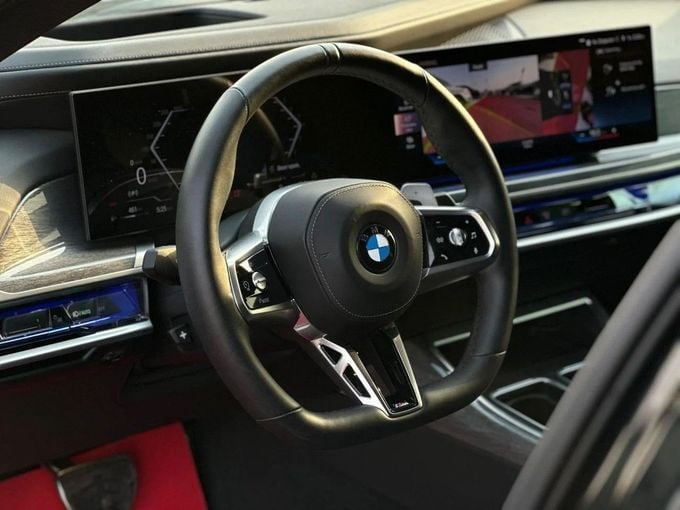 Подержанный BMW 7 Series 740i VII (G70), 3.0 л, 2023 в Дубае от Orient Auto FZE Черный цвет. Американская | AUTO.AE