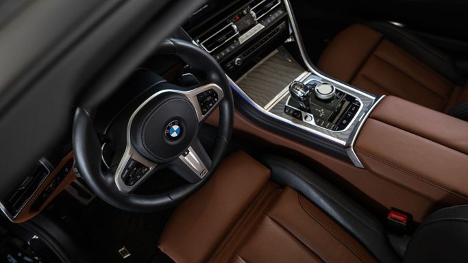 BMW 8 Series 840i II (G14/G15/G16) Рестайлинг, 2023 кабриолет бизнес класса в Дубае от AVA car rental зеленый цвет | AUTO.AE
