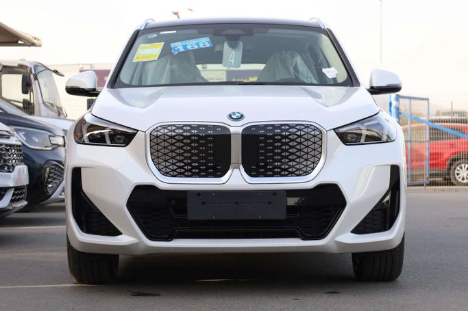 Новый BMW iX1 eDrive, 2025 в Дубае от JES Motors Белый цвет.  | AUTO.AE