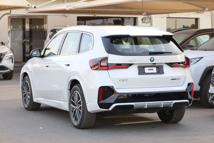 Новый BMW iX1 eDrive, 2025 в Дубае от JES Motors Белый цвет.  | AUTO.AE