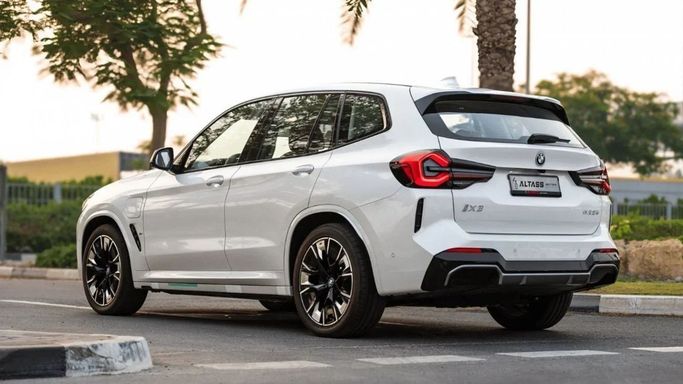 Новый BMW iX3 I (G08) Рестайлинг, 2025 в Дубае от Altass Motors Белый цвет. Other | AUTO.AE
