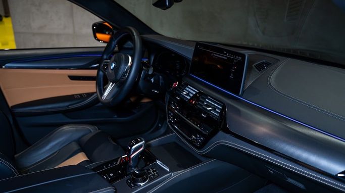 BMW M5 Competition VI (F90) Рестайлинг, 2023 седан бизнес класса в Дубае от DEIZ синий цвет | AUTO.AE