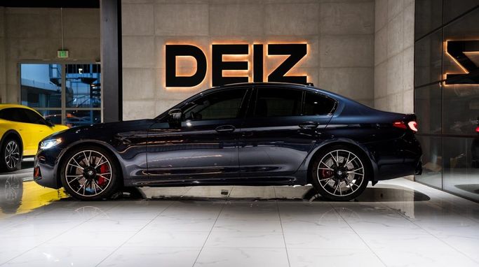 BMW M5 Competition VI (F90) Рестайлинг, 2023 седан бизнес класса в Дубае от DEIZ синий цвет | AUTO.AE