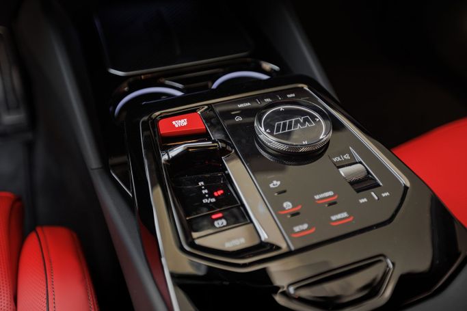 BMW M5 VII (G90), 2025 седан бизнес класса в Дубае от AVA car rental черный цвет | AUTO.AE