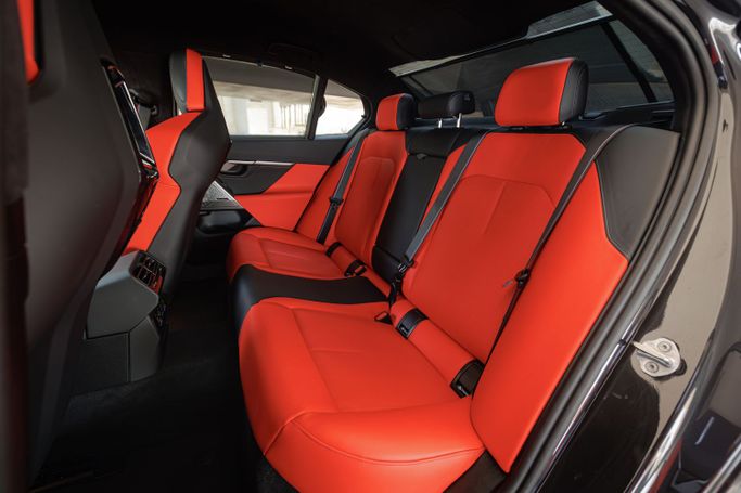 BMW M5 VII (G90), 2025 седан бизнес класса в Дубае от AVA car rental серый цвет | AUTO.AE