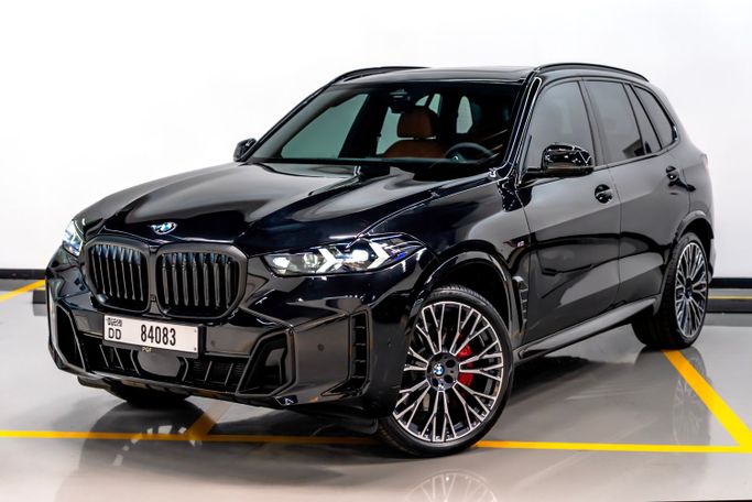 BMW X5 M Competition III (F95) Рестайлинг, 2025 внедорожник 5 дв. бизнес класса в Дубае от POF RENTAL черный цвет | AUTO.AE