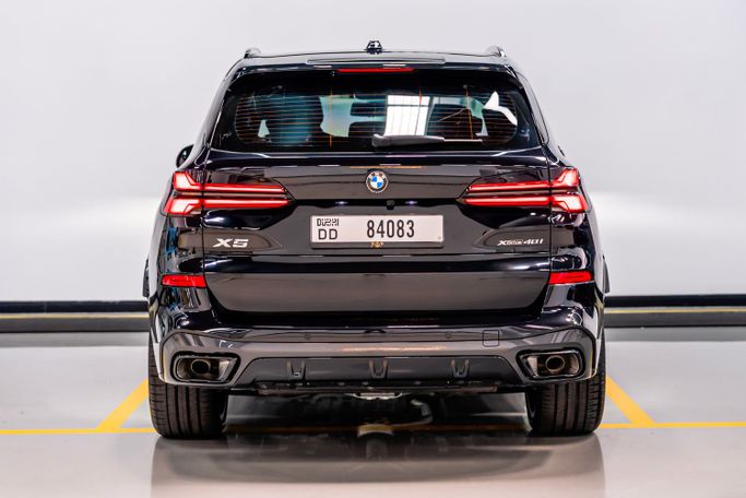 BMW X5 M Competition III (F95) Рестайлинг, 2025 внедорожник 5 дв. бизнес класса в Дубае от POF RENTAL черный цвет | AUTO.AE