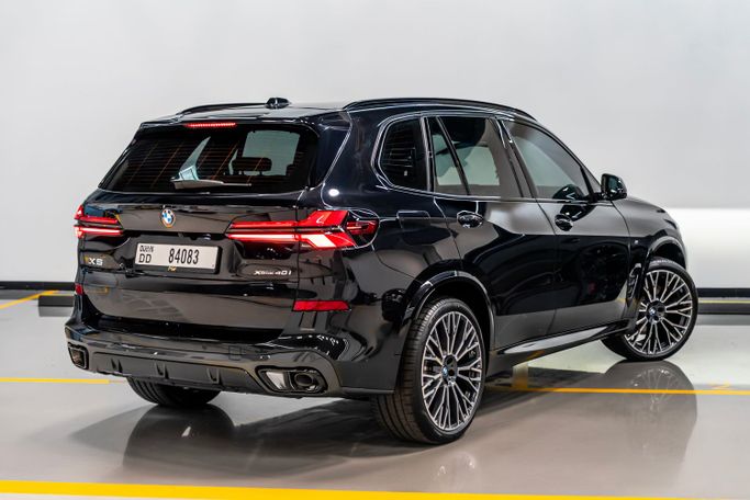 BMW X5 M Competition III (F95) Рестайлинг, 2025 внедорожник 5 дв. бизнес класса в Дубае от POF RENTAL черный цвет | AUTO.AE