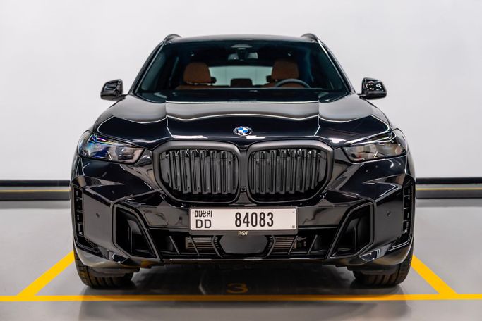 BMW X5 M Competition III (F95) Рестайлинг, 2025 внедорожник 5 дв. бизнес класса в Дубае от POF RENTAL черный цвет | AUTO.AE