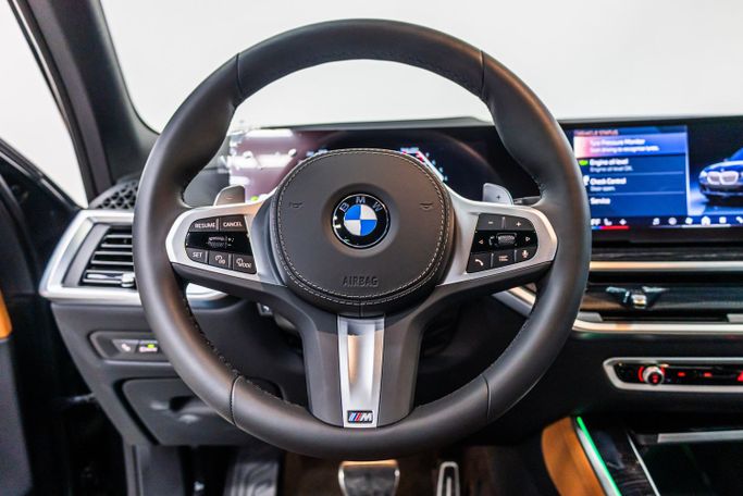 BMW X5 M Competition III (F95) Рестайлинг, 2025 внедорожник 5 дв. бизнес класса в Дубае от POF RENTAL черный цвет | AUTO.AE