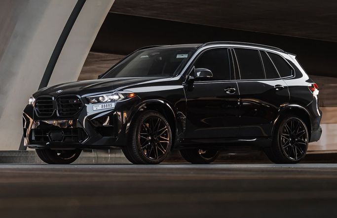 BMW X5 M Competition III (F95) Рестайлинг, 2025 внедорожник 5 дв. бизнес класса в Дубае от AVA car rental черный цвет | AUTO.AE