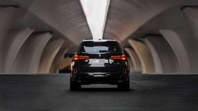 BMW X5 M Competition III (F95) Рестайлинг, 2025 внедорожник 5 дв. бизнес класса в Дубае от AVA car rental черный цвет | AUTO.AE