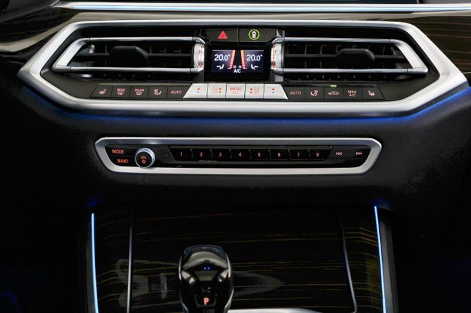 BMW X5 IV (G05/G18), 2023 رجال الأعمال دفع رباعي 5 أبواب للتأجير في في دبي من Macan Luxury Motors، اللون أبيض | AUTO.AE