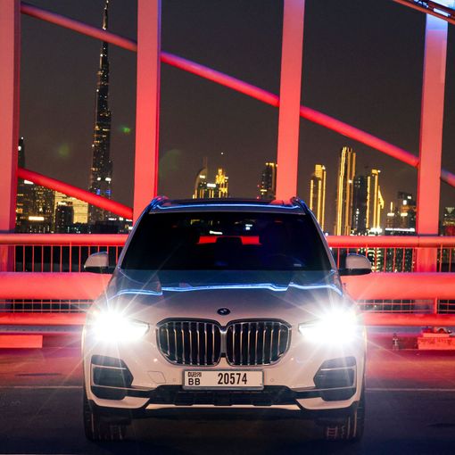 BMW X5 IV (G05/G18), 2023 رجال الأعمال دفع رباعي 5 أبواب للتأجير في في دبي من Macan Luxury Motors، اللون أبيض | AUTO.AE