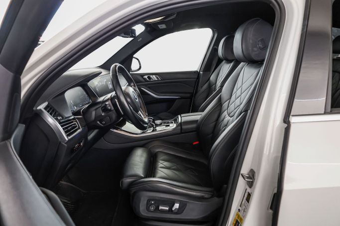 BMW X5 IV (G05/G18), 2023 رجال الأعمال دفع رباعي 5 أبواب للتأجير في في دبي من Macan Luxury Motors، اللون أبيض | AUTO.AE