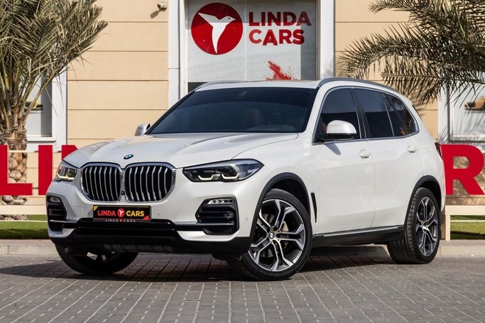 Подержанный BMW X5 40i IV (G05/G18), 3.0 л, 2020 в Дубае от Linda Cars Белый цвет. GCC | AUTO.AE