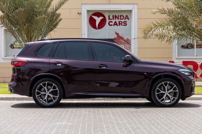 Подержанный BMW X5 40i IV (G05/G18), 3.0 л, 2020 в Дубае от Linda Cars Тёмно-бордовый цвет. GCC | AUTO.AE