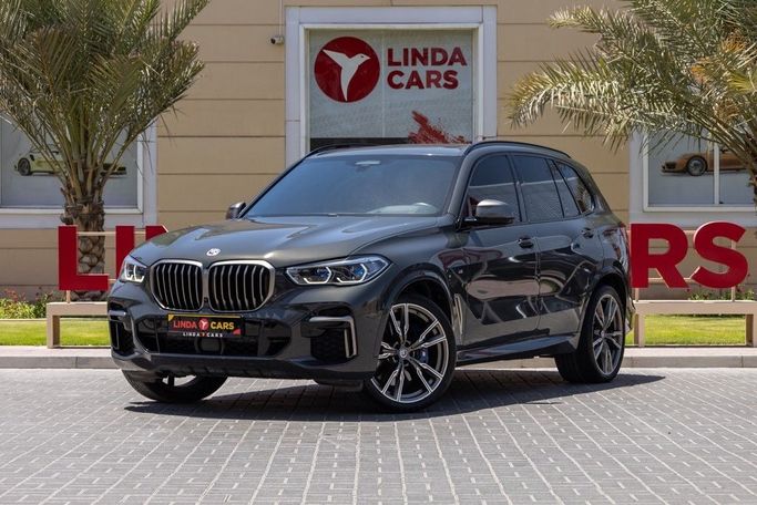 Подержанный BMW X5 M50i IV (G05/G18), 4.4 л, 2023 в Дубае от Linda Cars Серый цвет. GCC | AUTO.AE