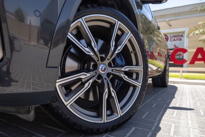 Подержанный BMW X5 M50i IV (G05/G18), 4.4 л, 2023 в Дубае от Linda Cars Серый цвет. GCC | AUTO.AE