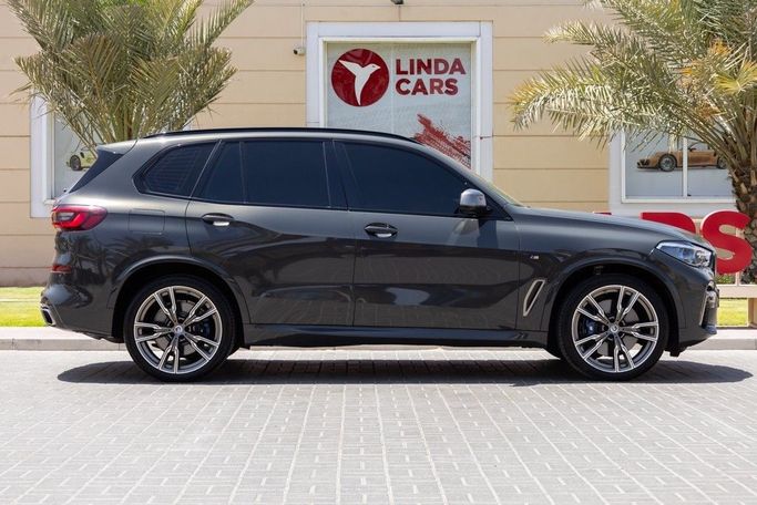 Подержанный BMW X5 M50i IV (G05/G18), 4.4 л, 2023 в Дубае от Linda Cars Серый цвет. GCC | AUTO.AE