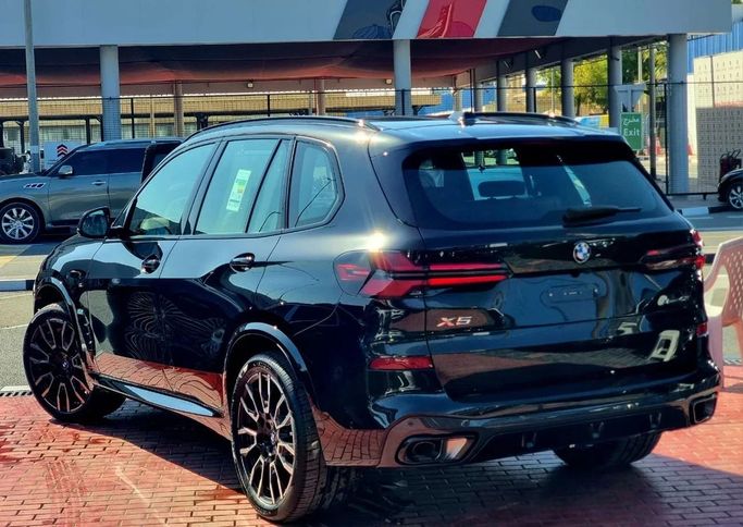 Новый BMW X5 40i IV (G05/G18) Рестайлинг, 3.0 л, 2025 в Дубае от Auto Gallery DXB Черный цвет. GCC | AUTO.AE