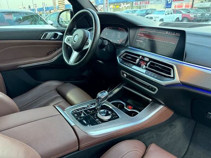 Подержанный BMW X5 40i IV (G05/G18), 3.0 л, 2021 в Дубае от Nice Cars Motos Белый цвет. GCC | AUTO.AE