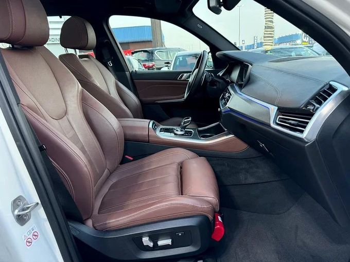 Подержанный BMW X5 40i IV (G05/G18), 3.0 л, 2021 в Дубае от Nice Cars Motos Белый цвет. GCC | AUTO.AE