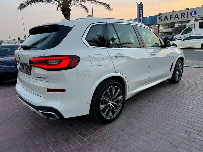 Подержанный BMW X5 40i IV (G05/G18), 3.0 л, 2021 в Дубае от Nice Cars Motos Белый цвет. GCC | AUTO.AE
