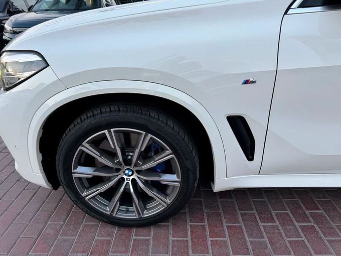 Подержанный BMW X5 40i IV (G05/G18), 3.0 л, 2021 в Дубае от Nice Cars Motos Белый цвет. GCC | AUTO.AE