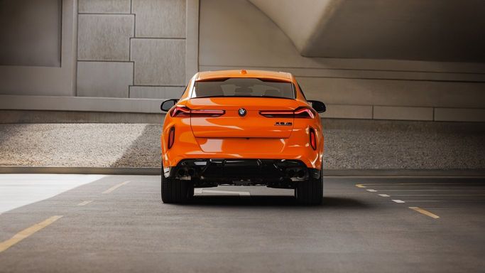 BMW X6 M III (F96) Рестайлинг, 2025 внедорожник 5 дв. спорт класса в Дубае от AVA car rental оранжевый цвет | AUTO.AE