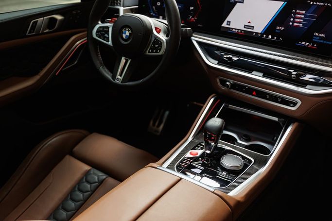 BMW X6 M III (F96) Рестайлинг, 2025 внедорожник 5 дв. спорт класса в Дубае от AVA car rental оранжевый цвет | AUTO.AE