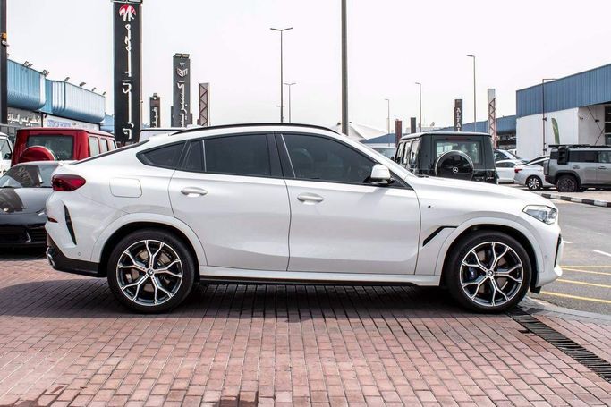Подержанный BMW X6 40i III (G06), 3.0 л, 2020 в Дубае от Golbal Net Work Белый цвет. GCC | AUTO.AE