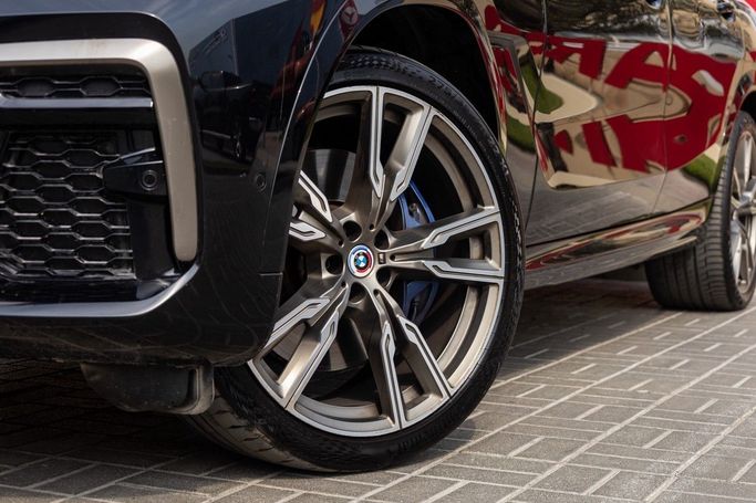 Подержанный BMW X6 M50i III (G06), 4.4 л, 2023 в Дубае от Linda Cars Черный цвет. GCC | AUTO.AE