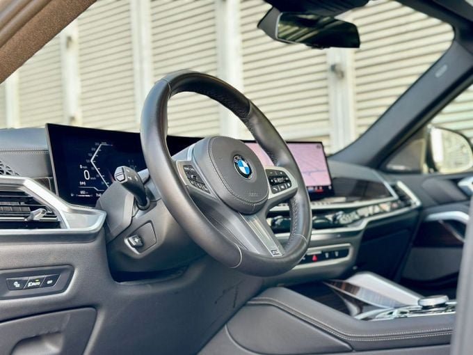 Подержанный BMW X6 40i III (G06) Рестайлинг, 3.0 л, 2025 в Дубае от Express Motors Серый цвет. Американская | AUTO.AE