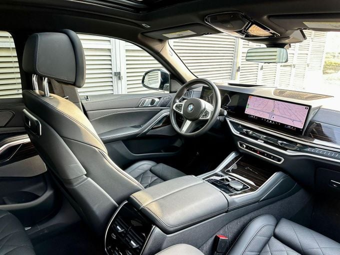 Подержанный BMW X6 40i III (G06) Рестайлинг, 3.0 л, 2025 в Дубае от Express Motors Серый цвет. Американская | AUTO.AE
